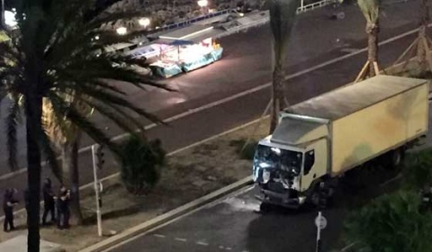 Un ataque presuntamente terrorista provoca decenas de muertos en Niza