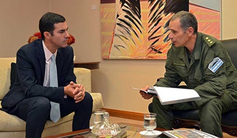 Urtubey recibe el saludo protocolar del jefe de la Agrupación VII de Gendarmería Nacional