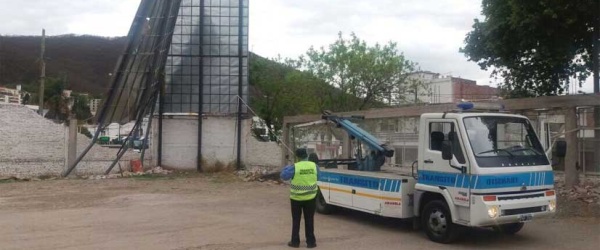 Obreros municipales trabajan en los destrozos provocados por el viento