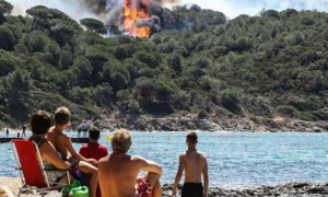 Diez mil personas evacuadas por un incendio forestal en el sur de Francia