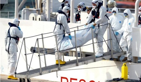 Italia y Malta socorren a dos barcazas con 450 inmigrantes a la deriva frente a la costa de Libia