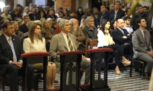 Una ministra de Urtubey cruza las piernas durante una misa solemne