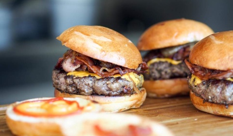 ¿Cuánto le cuesta una hamburguesa al medio ambiente?