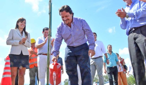 Biólogos de la UNSa en la plantación de árboles de Sáenz