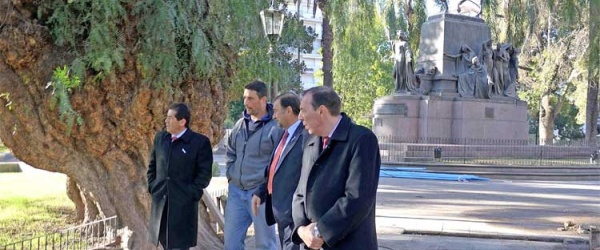 El intendente Isa supervisa las obras de remodelación de la Plaza 9 de Julio de Salta