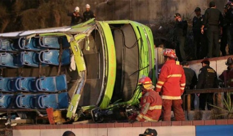 Al menos nueve muertos al volcar un autobús turístico en Lima