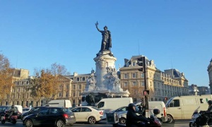 Pese a la prohibición, decenas de manifestantes se reúnen en Place de la République