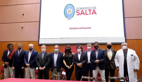 Sáenz y sus ministros incumplen la distancia de seguridad en un acto de gobierno