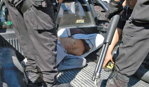 Un detenido es tratado como animal por la Policía de Santiago del Estero