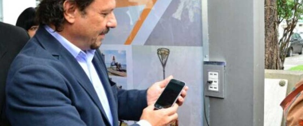 El intendente Sáenz inaugura un punto digital de energía solar en la estación
