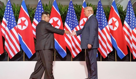 Donald Trump y Kim Jong un se dan la mano en Singapur