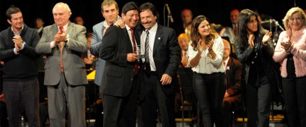 Sáenz copa el escenario patrio y canta con Leiva 'Mil Horas'