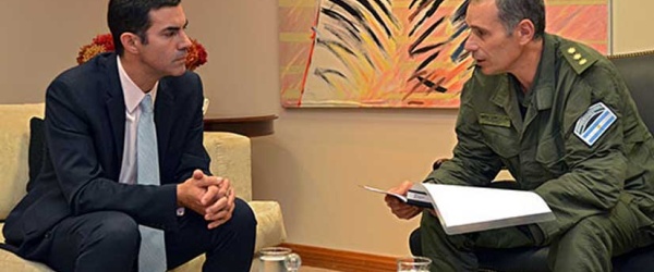 Urtubey recibe el saludo protocolar del jefe de la Agrupación VII de Gendarmería Nacional
