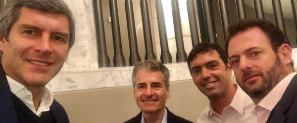 Yarade no para de hacerse selfies
