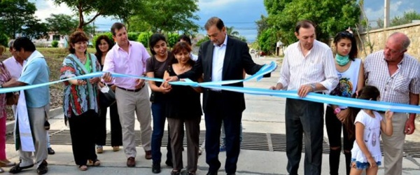 El Intendente Isa inaugura el canal de Los Manzanos en Tres Cerritos