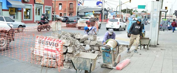 Obras de bacheo municipal en calles de la ciudad de Salta