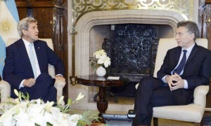 El presidente Macri y John Kerry despachan durante una hora en la Casa Rosada