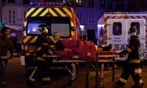 El número de muertos en los atentados de París supera el centenar