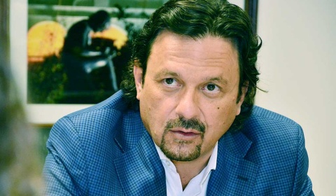 Las declaraciones xenófobas de Gustavo Sáenz lo acercan a la ultraderecha española de Vox