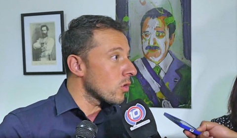 El retrato de Alfonsín que cuelga de las paredes de la oficina de Assennato
