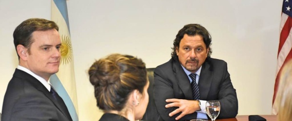 Sáenz se reúne con Tom Cooney, encargado de negocios de los EEUU