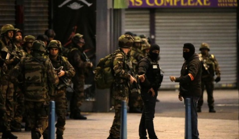 Una mujer kamikaze hace explotar un cinturón de explosivos durante un asalto policial en París