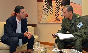 Urtubey recibe el saludo protocolar del jefe de la Agrupación VII de Gendarmería Nacional