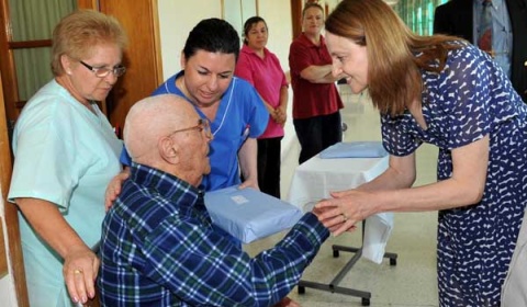 Llamar 'abuelo' o 'abuela' a una persona mayor constituye maltrato