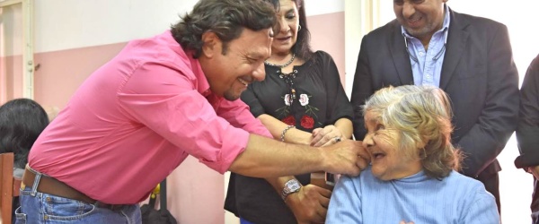 Gustavo Sáenz visita el hogar de ancianos Santa Ana de villa Mitre