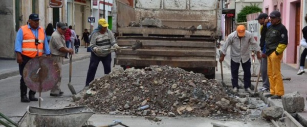 Municipales de Salta trabajan en la nivelación de calles en villa Violeta