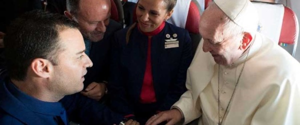 El Papa Francisco celebra un matrimonio en el avión