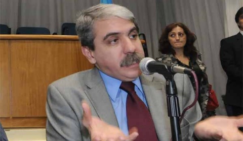 El gobierno habla de 'maniobra desestabilizadora' y de 'golpismo judicial activo'