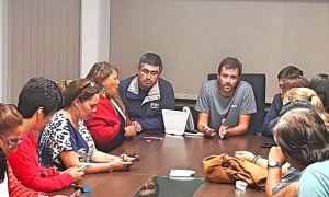 Ministro de Urtubey se presenta en camiseta a una reunión oficial con agentes del Estado
