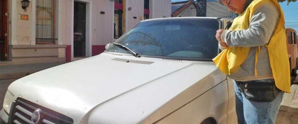 Pagar por estacionar en las calles de Salta: un problema sin solución