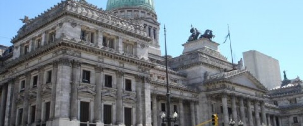El gobierno federal argentino convoca a sesiones extraordinarias para tratar la emergencia económica y social