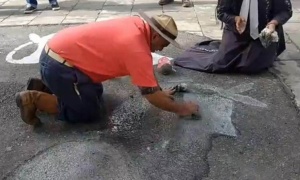 Viacrucis gaucho off-season en la Plaza Belgrano