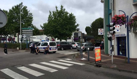 La policía mata a los dos secuestradores de una iglesia en Normandía