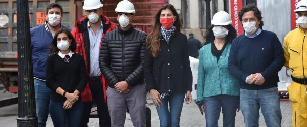 Gustavo Sáenz y Bettina Romero no respetan la distancia de seguridad
