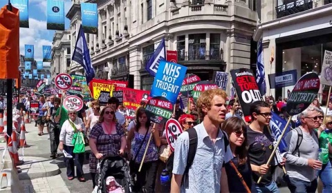Miles de personas se manifiestan en Londres contra las medidas de austeridad de Cameron