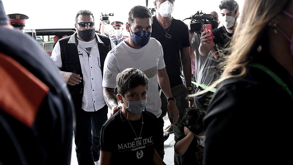 Lionel Messi, en el aeropuerto de El Prat de Barcelona rumbo a París, este martes. Foto: AFP