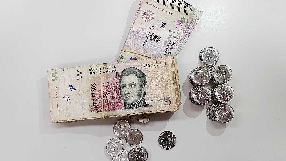 Billetes y monedas de cinco pesos
