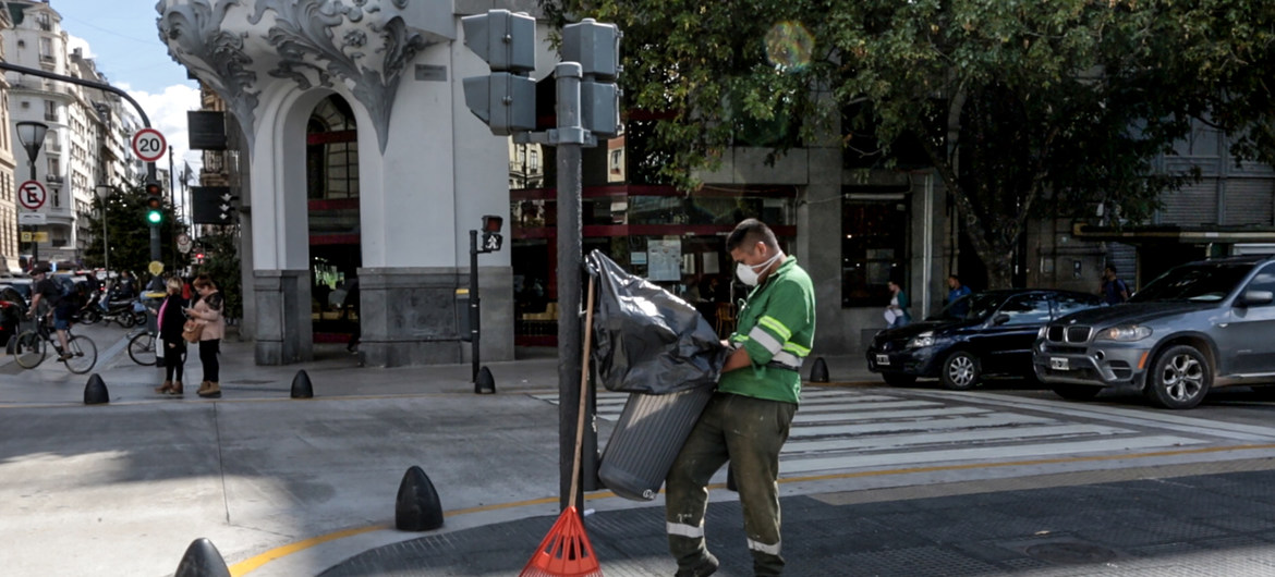 Un trabajador limpia las calles en Buenos Aires durante la pandemia del coronavirus