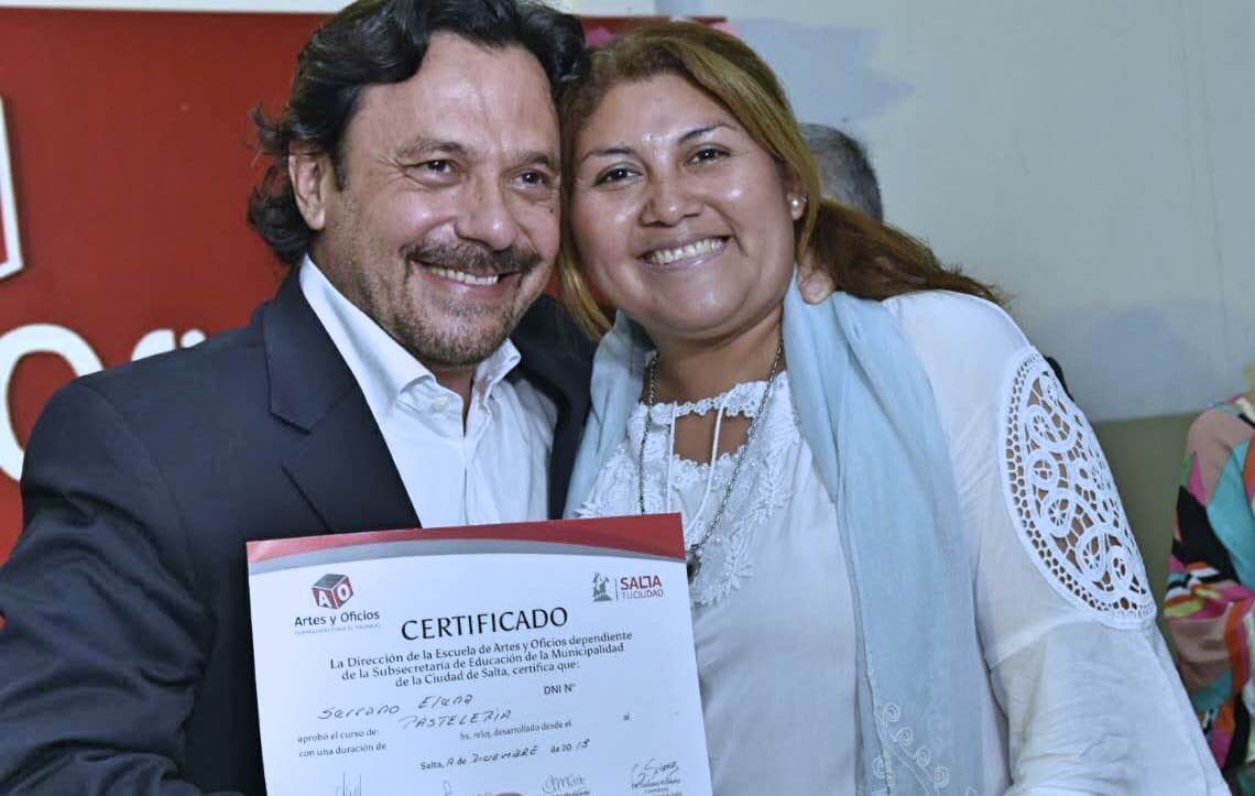 Sáenz junto a una alumna de la escuela