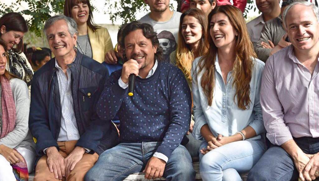 Gustavo Sáenz posa junto a sus candidatos