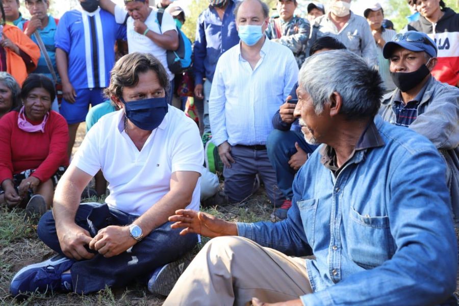 El gobernador Sáenz junto a los representantes de las comunidades aborígenes
