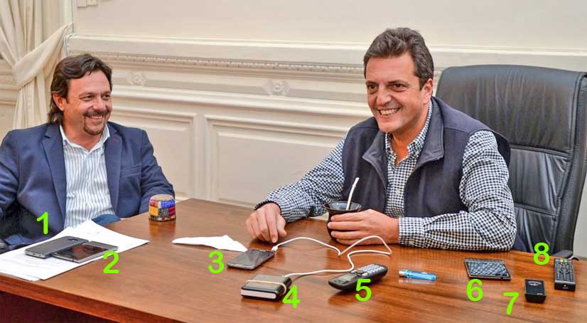 Sergio Massa rodeado de sus handheld devices mt_nothumb