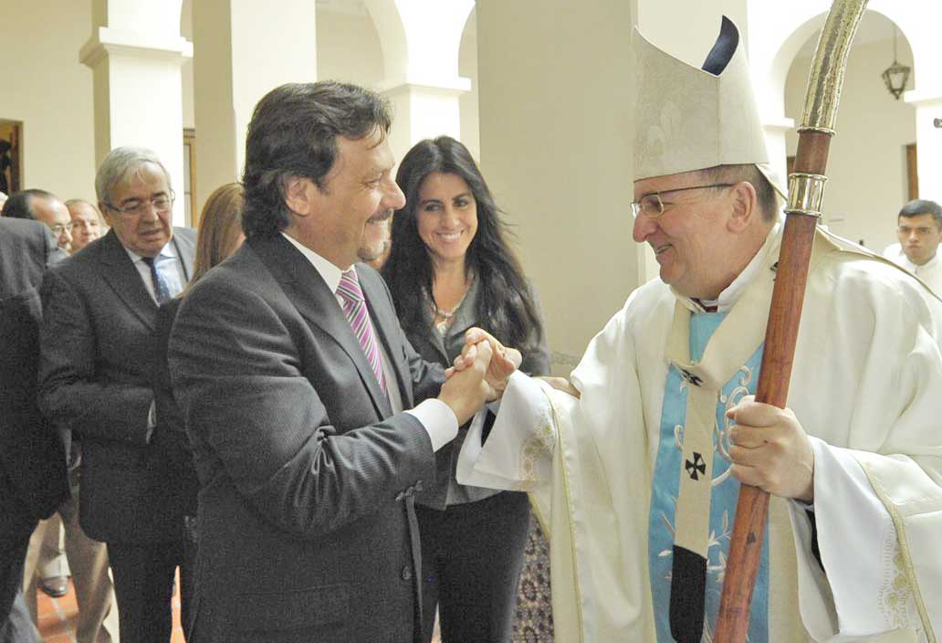 Sáenz y Cargnello (báculo en mano) se saludan en el Palacio Episcopal, a donde no acceden los feligreses comunes mt_nothumb