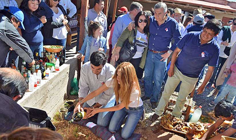 Juan Manuel Urtubey e Isabel Macedo, arrodillados ante la Pachamama mt_nothumb