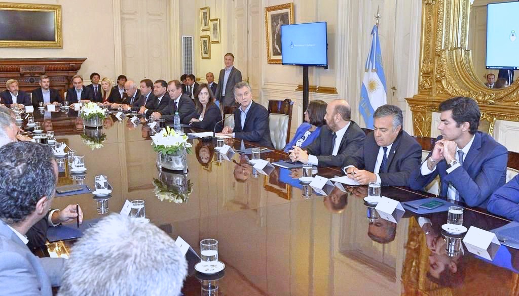 Urtubey, sentado a la mesa con el Presidente de la Nación y los gobernadores de provincia mt_nothumb