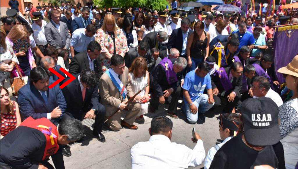 El Gobernador de Salta (señalado por la flecha) arrodillado en una ceremonia religiosa